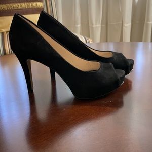 Black suede Camya Ninewest peep-toe pumps